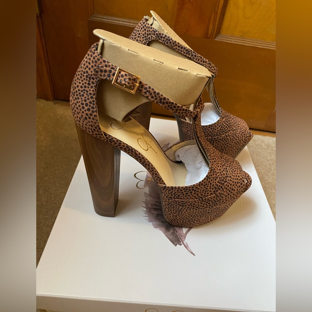 NWT Jessica Simpson Dany T-Strap Sandal in Cheetah